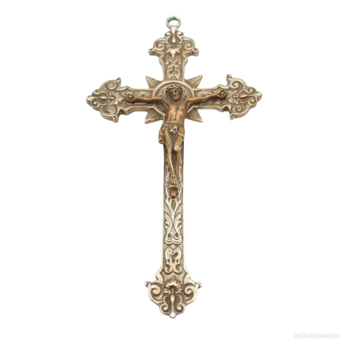 Antig&uuml;edades: Antiguo crucifijo de metal plateado y dorado &ndash; Cristo en relieve