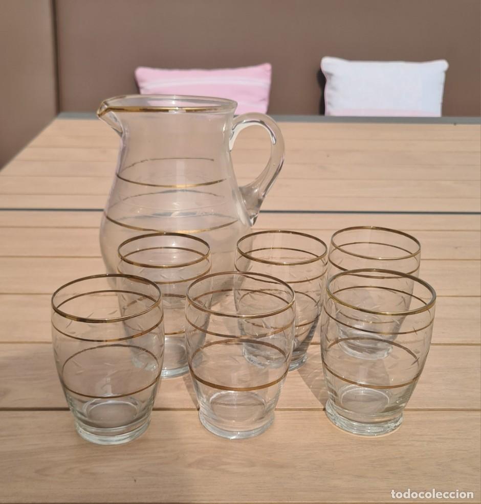 Antig&uuml;edades: JARRA Y VASOS TALLADOS A MANO Y CON FILO DORADO, CRISTAL FINO DE PRINCIPIOS DE SIGLO