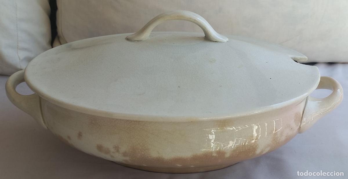 Antig&uuml;edades: Sopera antigua de porcelana blanca Pickman S.A. La Cartuja de Sevilla. 37 cm. Con asas.