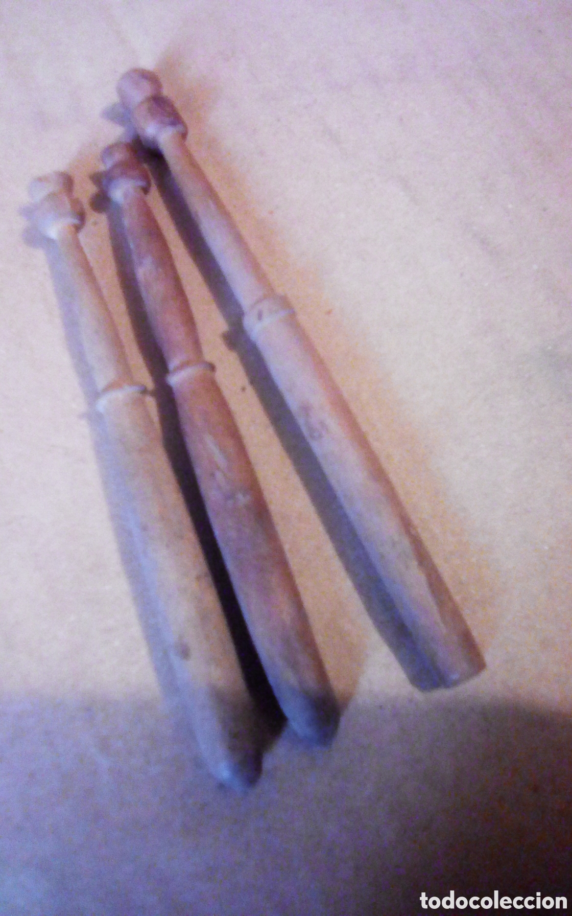 Antig&uuml;edades: 3 Antiguos palitos de madera para encaje de bolillos. El m&aacute;s grande mide 11 cm.