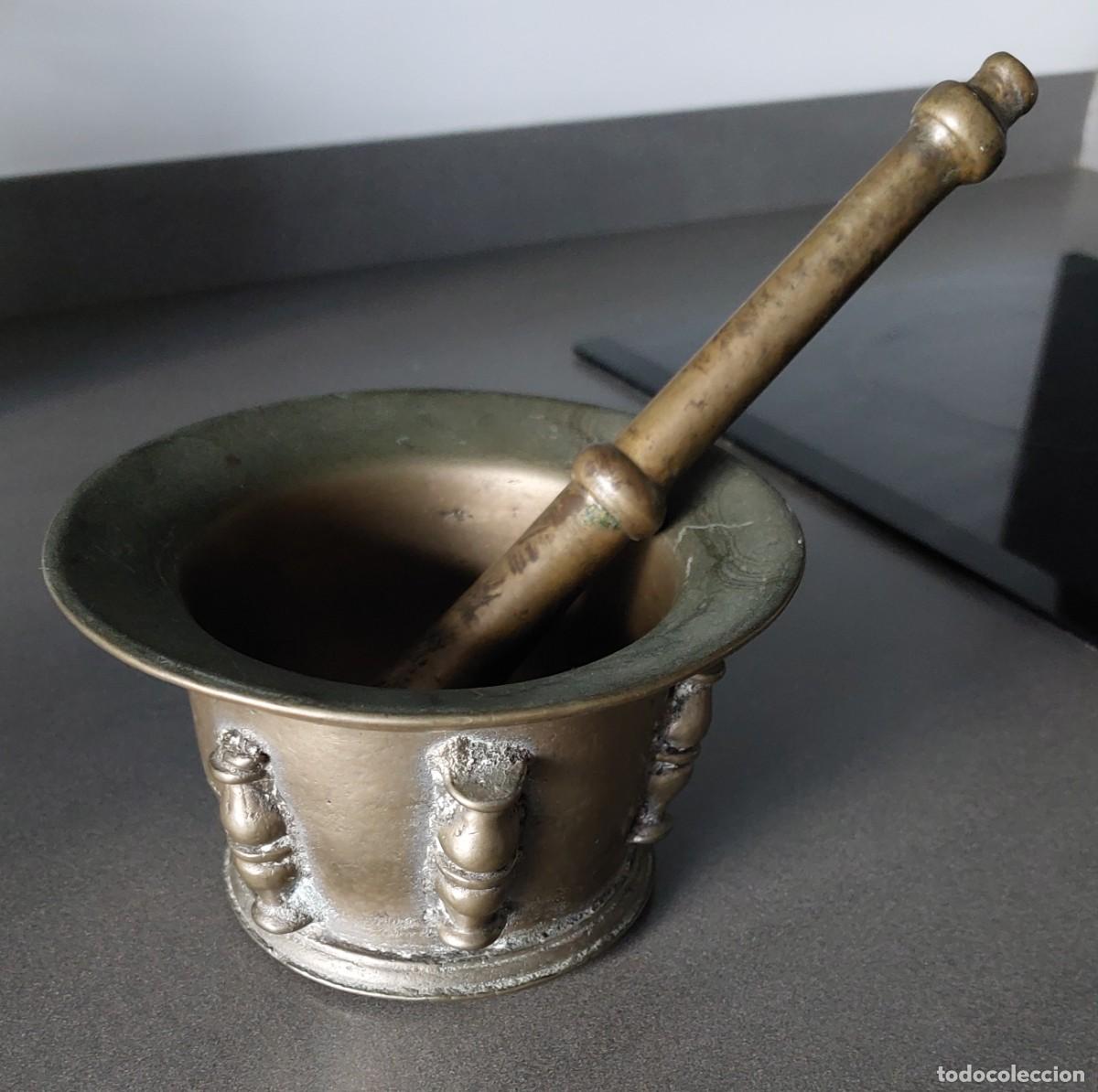 Antig&uuml;edades: Antiguo almirez de bronce macizo con su mano - Foto 1