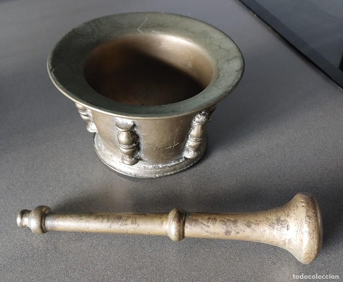 Antig&uuml;edades: Antiguo almirez de bronce macizo con su mano - Foto 2