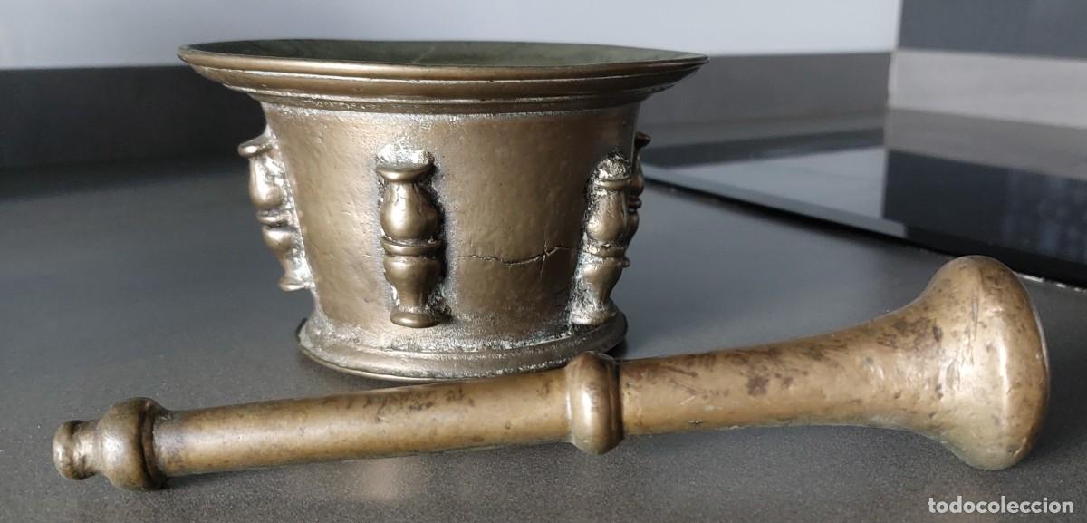 Antig&uuml;edades: Antiguo almirez de bronce macizo con su mano - Foto 3