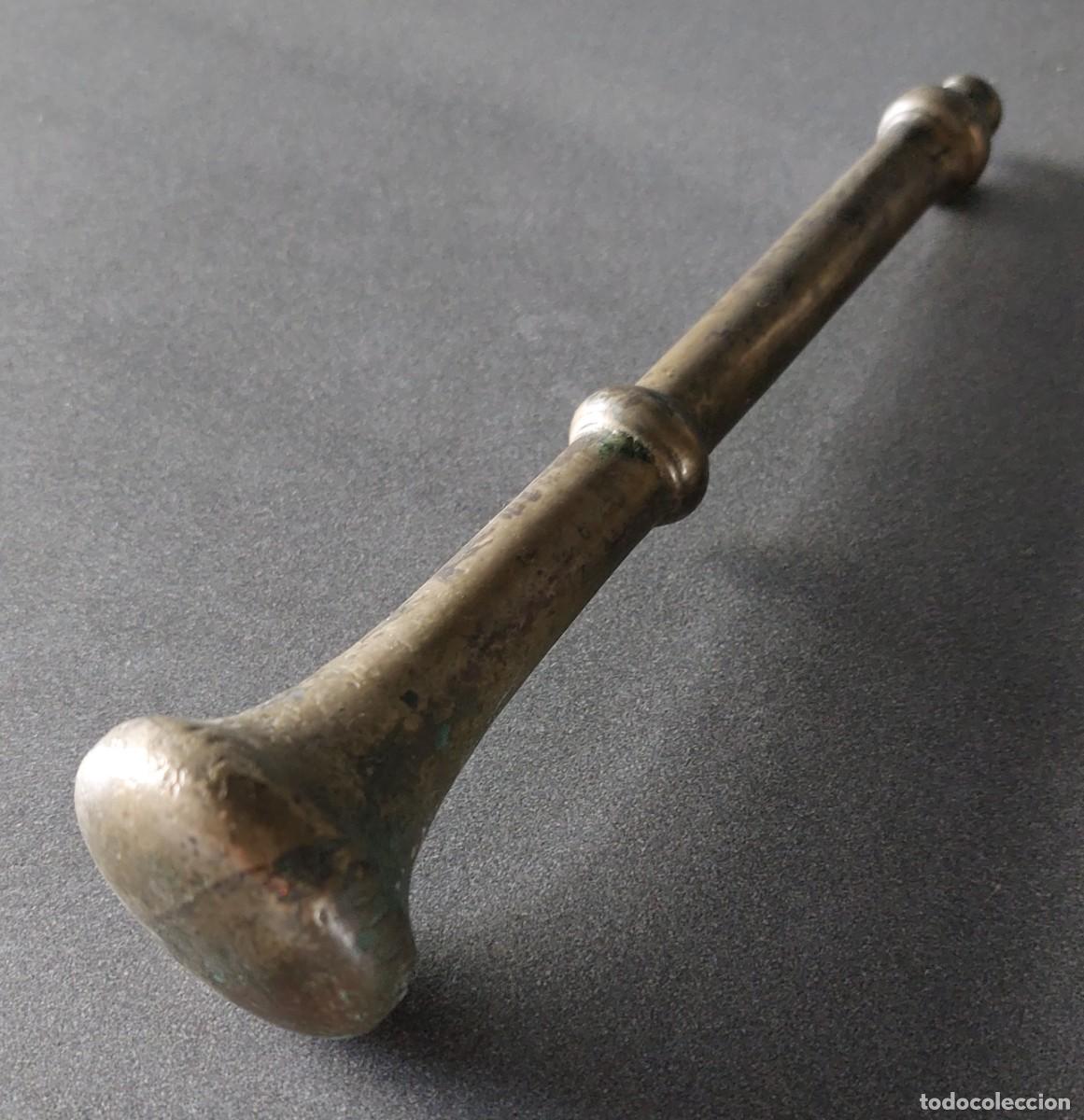 Antig&uuml;edades: Antiguo almirez de bronce macizo con su mano - Foto 4