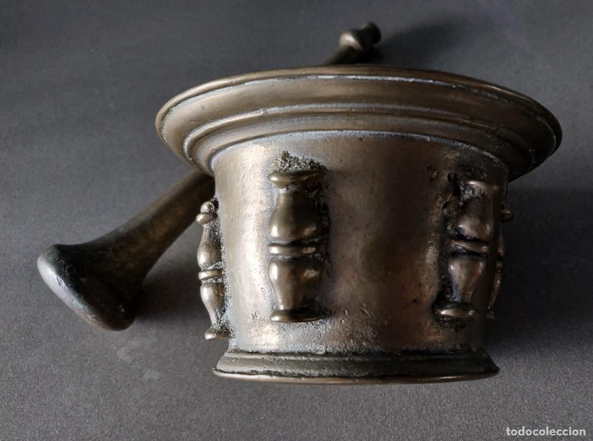 Antig&uuml;edades: Antiguo almirez de bronce macizo con su mano - Foto 6