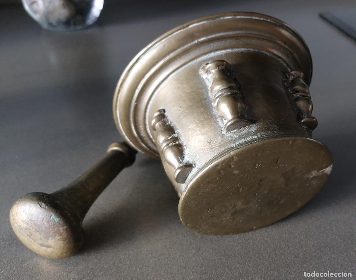 Antig&uuml;edades: Antiguo almirez de bronce macizo con su mano - Foto 7