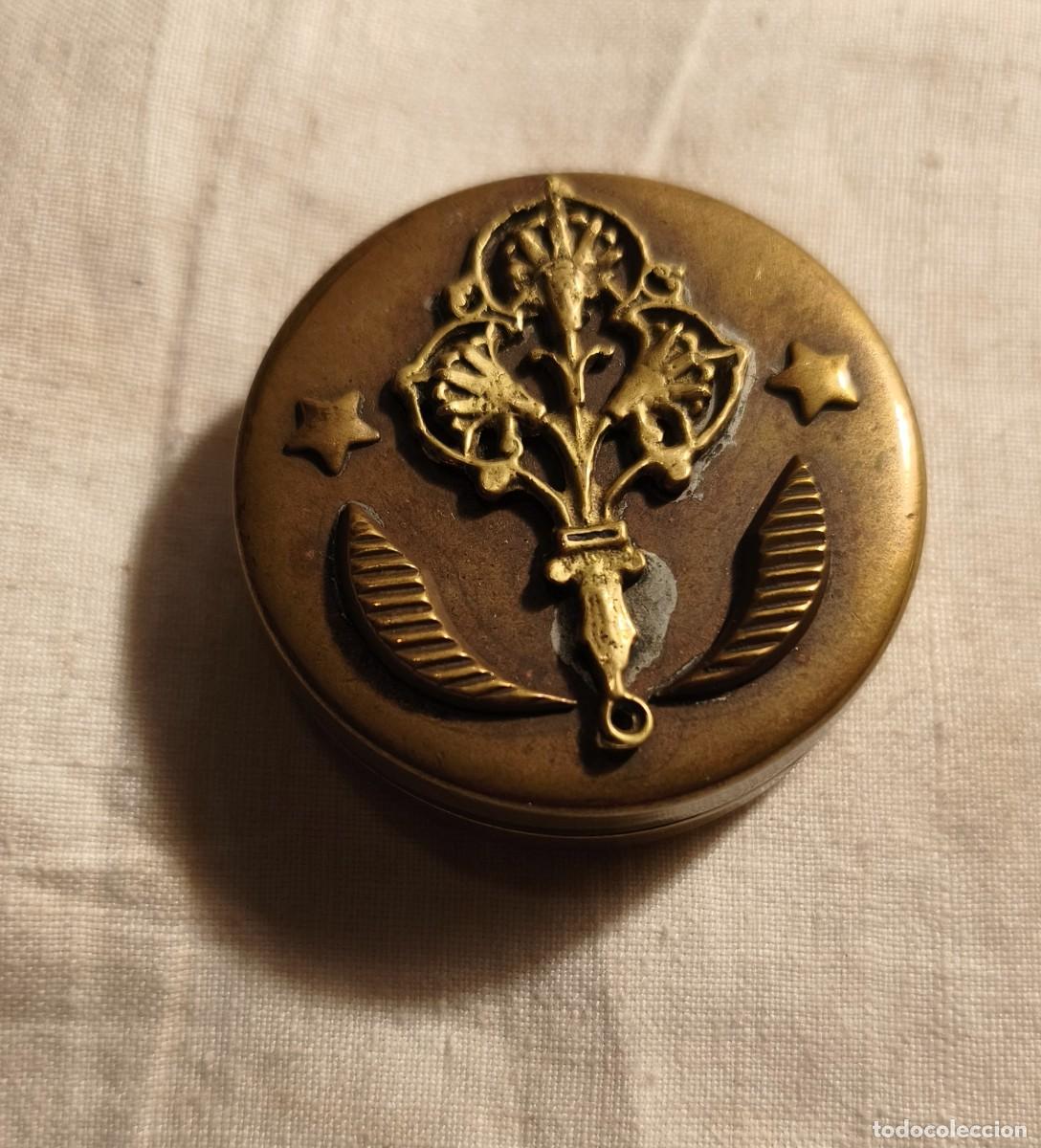 Antig&uuml;edades: Antiguo pastillero met&aacute;lico con decoraci&oacute;n en relieve