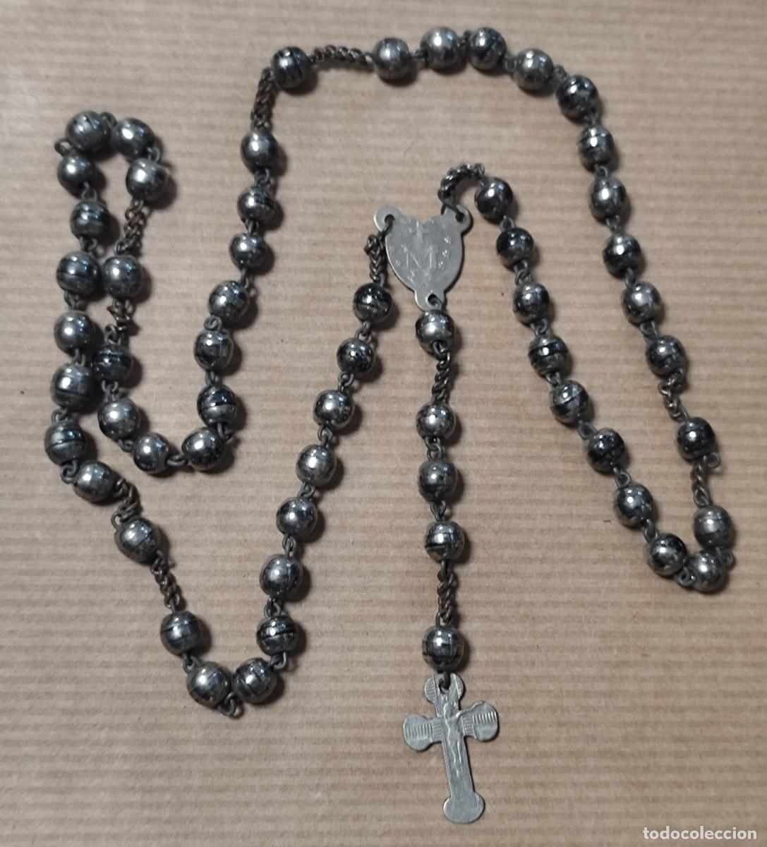 Antig&uuml;edades: Rosario antiguo de metal plateado con medall&oacute;n mariano y crucifijo, siglo XX