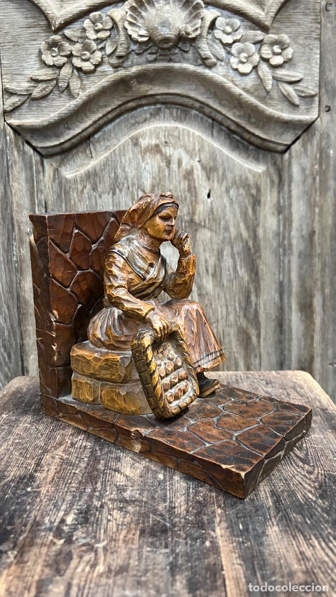Antig&uuml;edades: Sujetalibros asturiana gallega mujer sentada con cesto tipo casta&ntilde;o con panes patatas 16,5x9cms