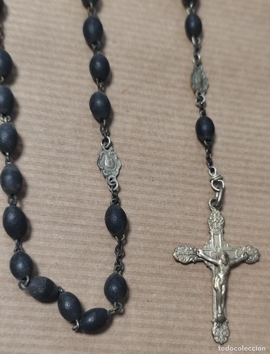 Antig&uuml;edades: Rosario antiguo de madera negra y metal plateado con medallas, siglo XX