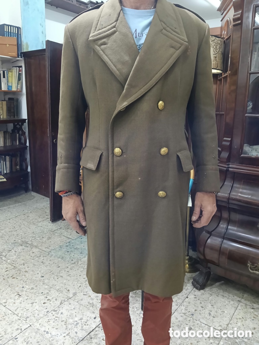 Antig&uuml;edades: Antiguo capote / chaquet&oacute;n militar de pa&ntilde;o de oficial con divisas (tres estrellas) + guerrera verde