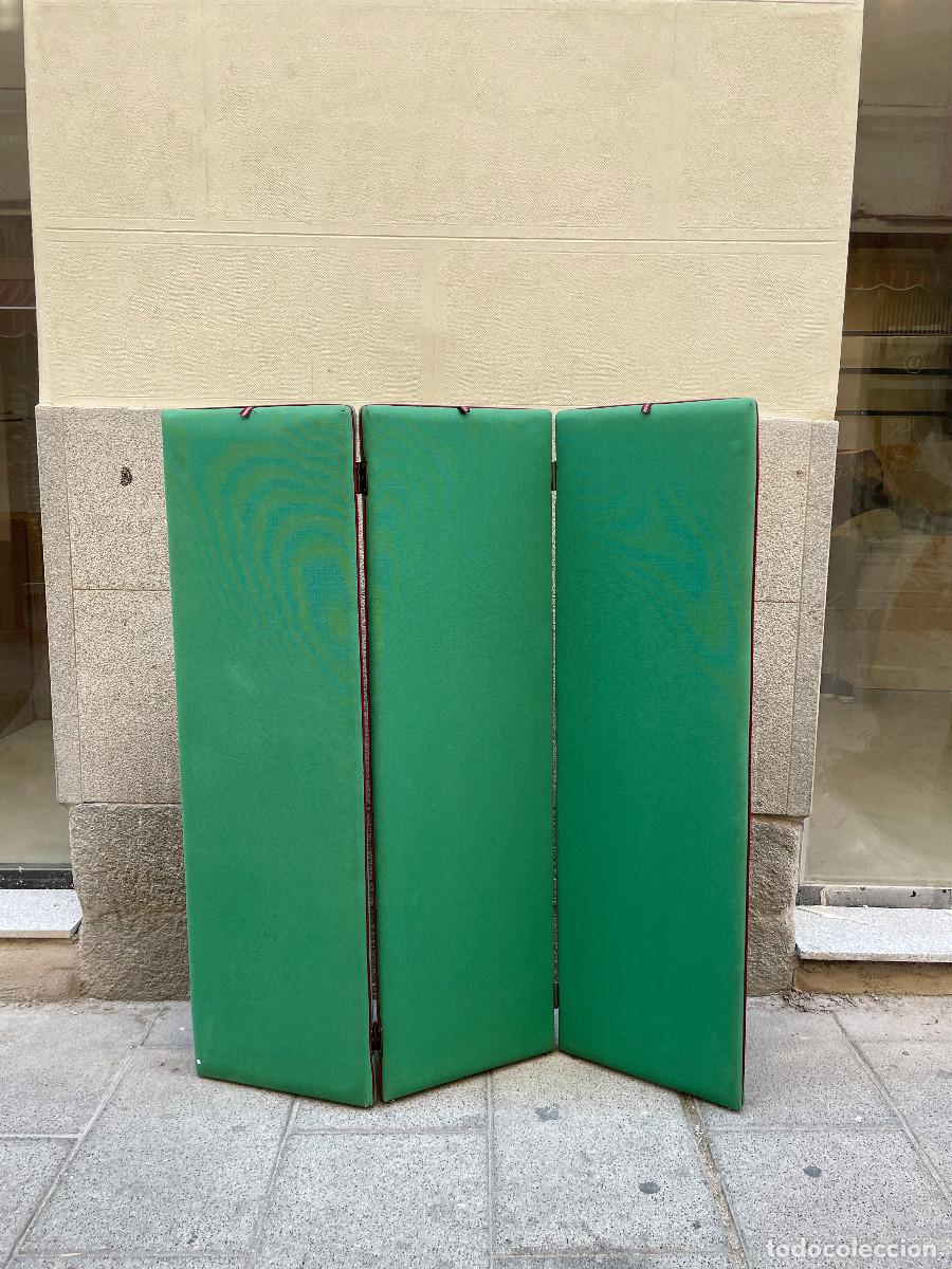 Antig&uuml;edades: Biombo de tres paneles tapizados en tejido verde con ribete granate