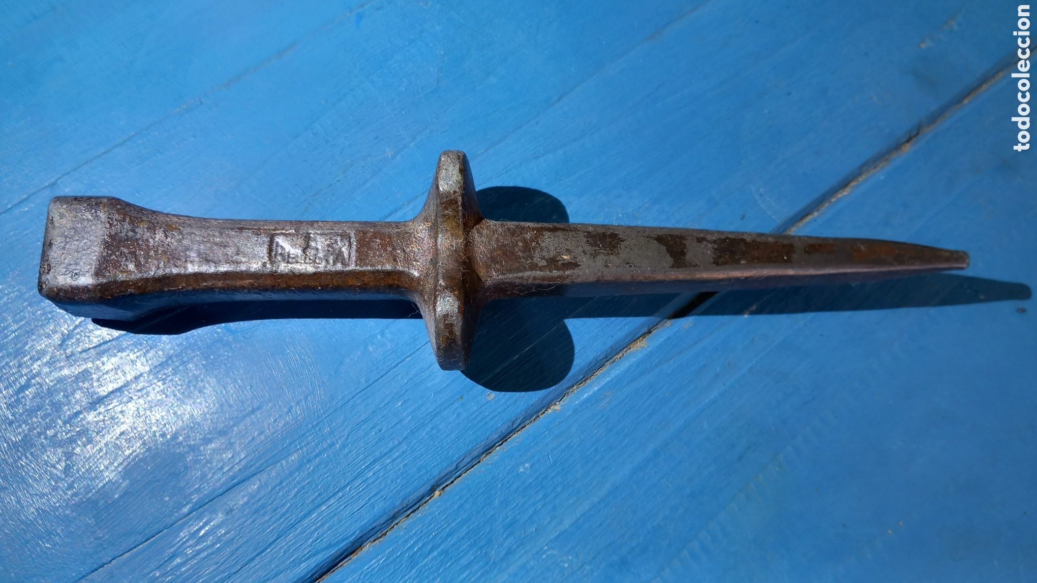 Antig&uuml;edades: Antiguo Yunque / Piqueta de Picar Guada&ntilde;as BELLOTA N&ordm; 447 - 25 cm - Excelente P&aacute;tina