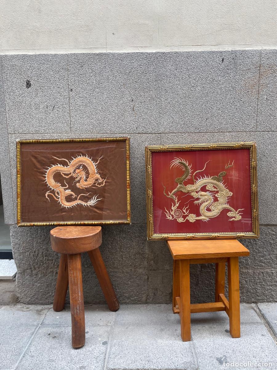 Antig&uuml;edades: Pareja de bordados chinos en seda con dragones en alto relieve &ndash; Probable Dinast&iacute;a Qing / S. XIX