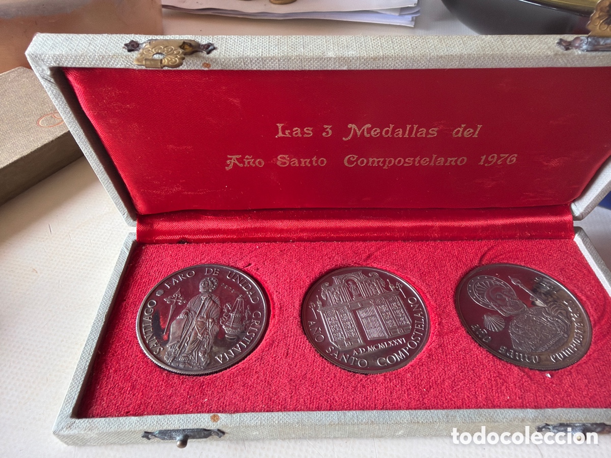 Antig&uuml;edades: Las 3 medallas del a&ntilde;o Santo Compostelano 1976. Plata. Galicia