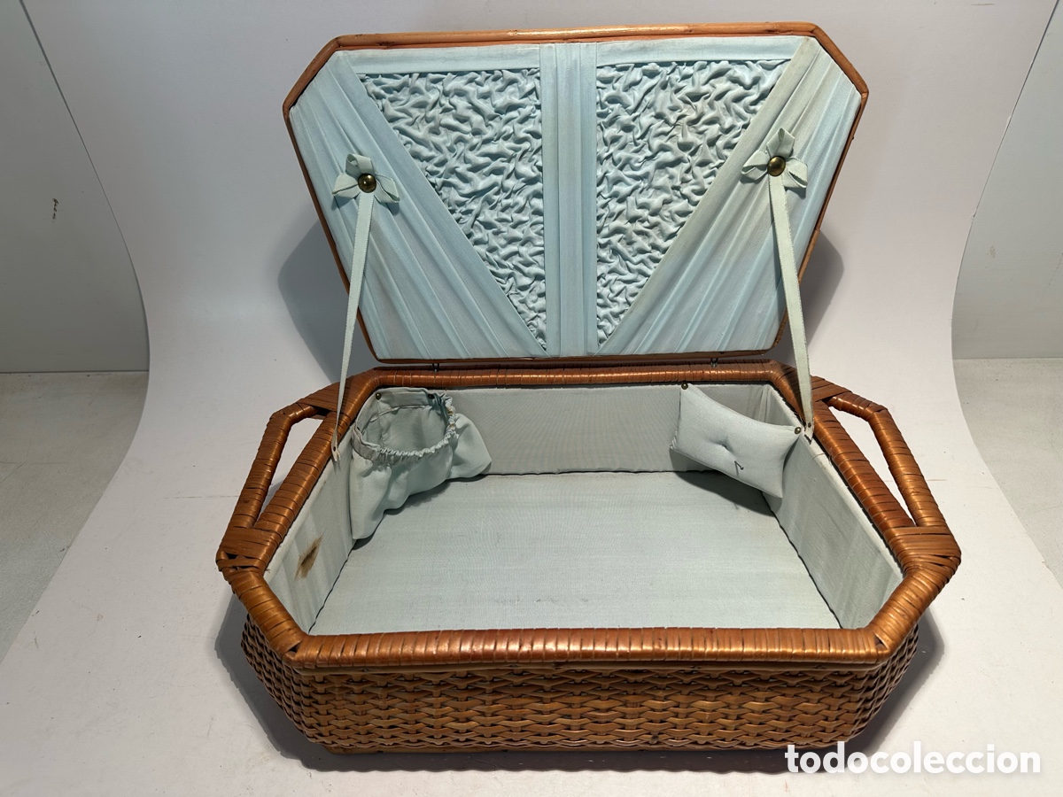 Antig&uuml;edades: ANTIGUO COSTURERO DE MIMBRE FORRADO DE RASO COLOR AZUL.