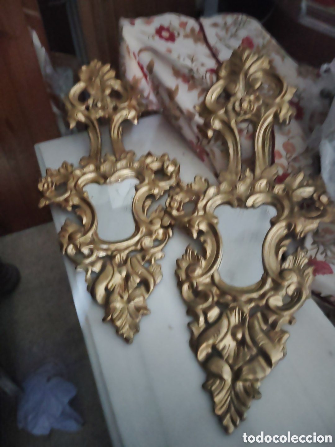Antig&uuml;edades: Dos cornucopias de madera y pan de oro, estilo Rococ&oacute; o Luis XV. Finales S. XVIII. De 65 cm de longi