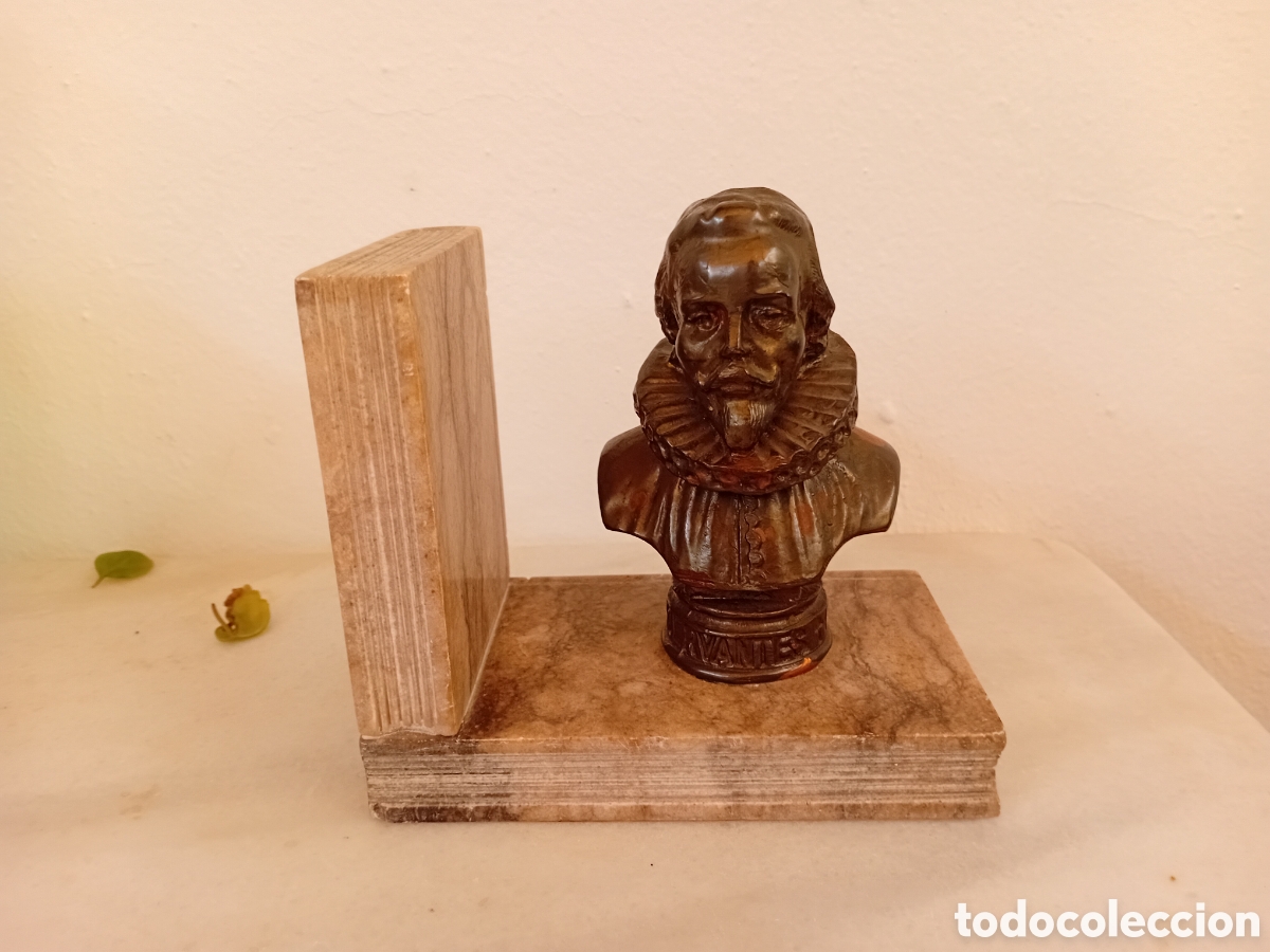 Antig&uuml;edades: Sujeta libros con la figura de Cervantes