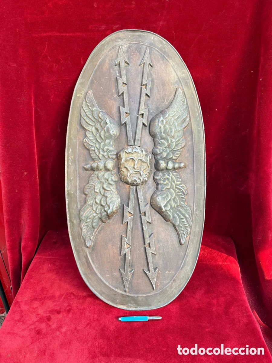 Antig&uuml;edades: Antiguo y precioso escudo romano(replica)siglo XIX