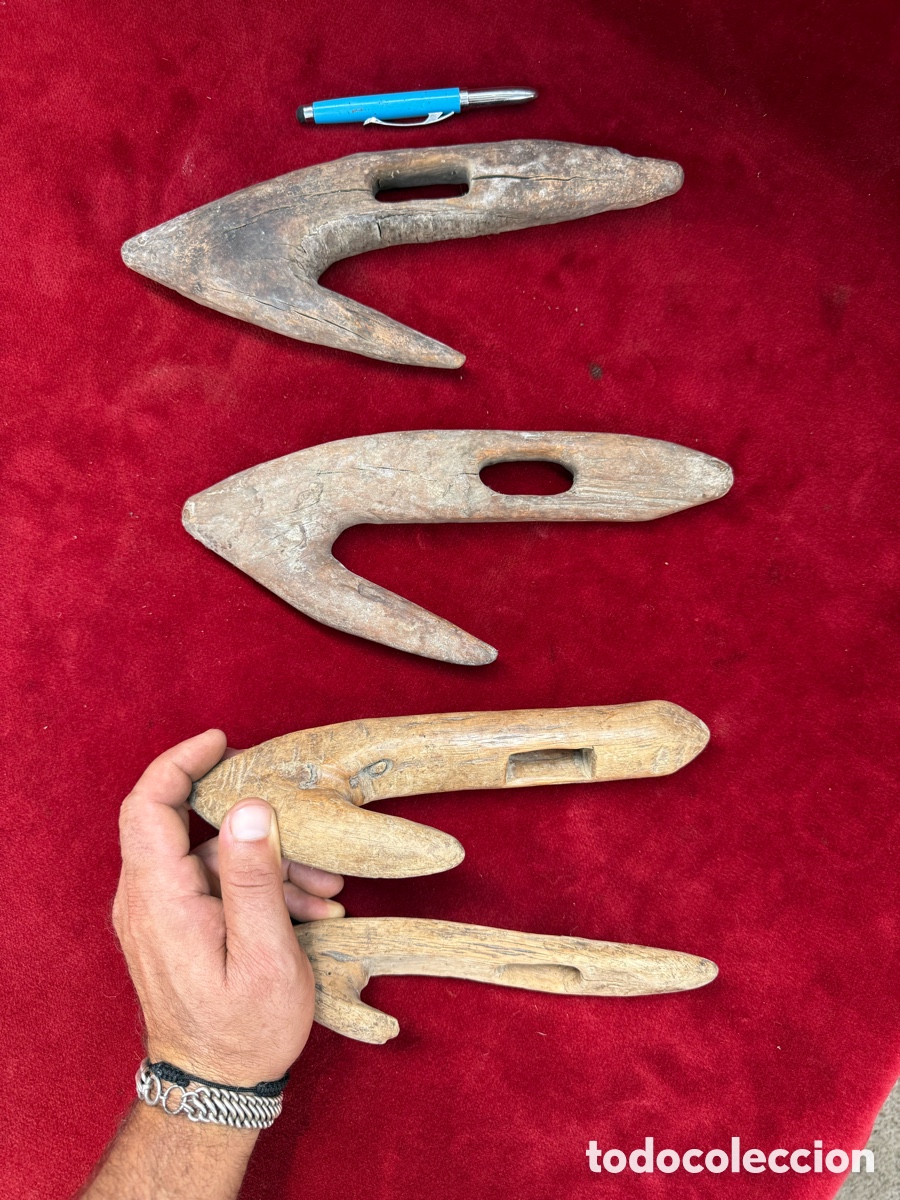 Antig&uuml;edades: Lote de varios ganchos de madera tallada,sig XIX!