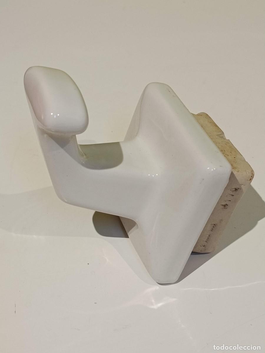 Antig&uuml;edades: Colgador porcelana toalla antiguo
