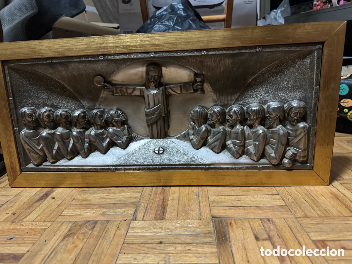 Antig&uuml;edades: cuadro en relieve de La &Uacute;ltima Cena enmarcado en madera con una placa met&aacute;lica repujada