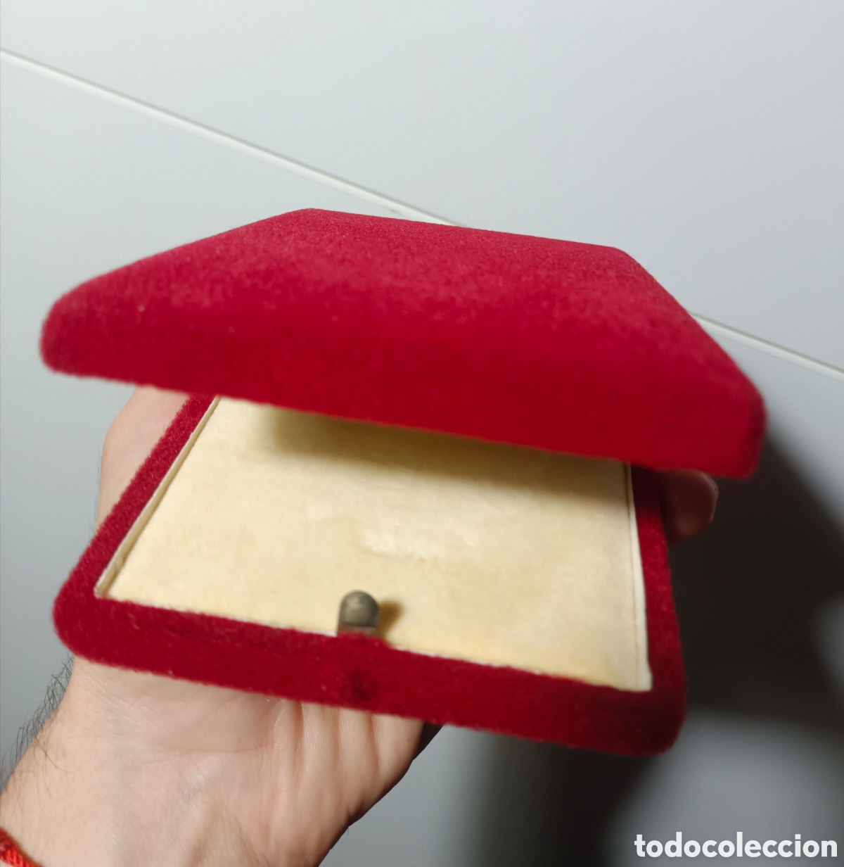 Antig&uuml;edades: Estuche alargado , caja medalla o similiar de terciopelo