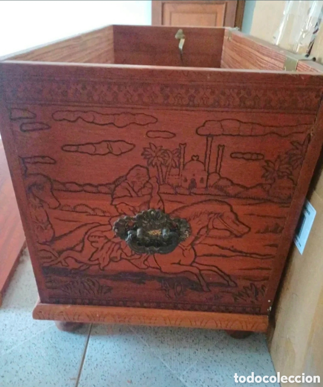 Antig&uuml;edades: Ba&uacute;l madera maciza tallada antiguo. - Foto 3