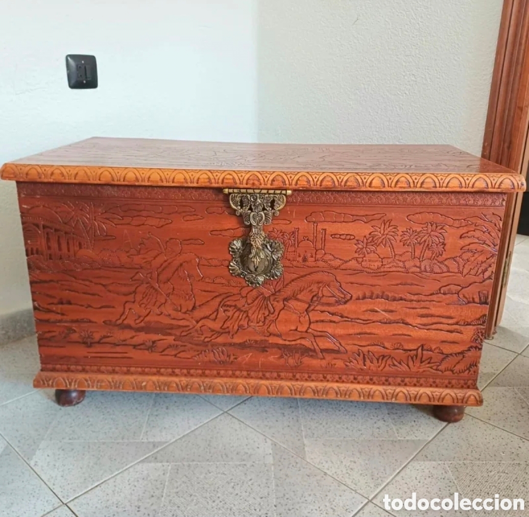 Antig&uuml;edades: Ba&uacute;l madera maciza tallada antiguo.