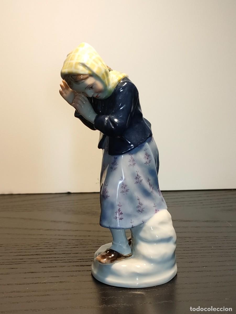 Antig&uuml;edades: FIGURA DE PORCELANA MEISSEN &ndash; JOVEN CON PA&Ntilde;UELO &ndash; 13 CM