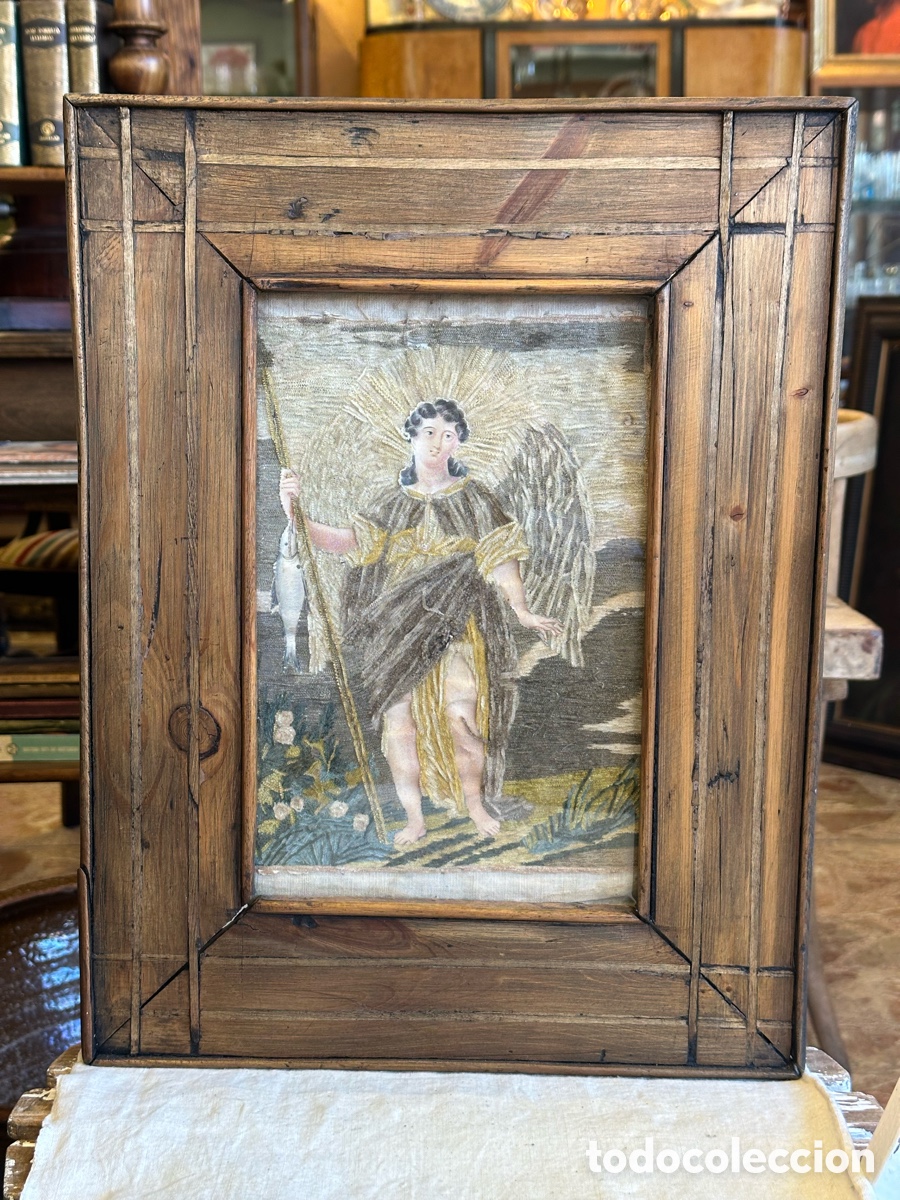 Antig&uuml;edades: Bordado antiguo del Arc&aacute;ngel San Rafael, s.XIX. Marco pino nogal limoncillo. Cuadro Arte sacro. Pez.