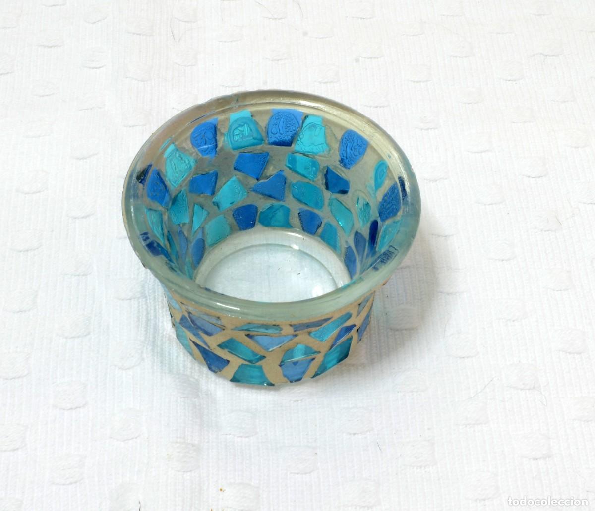Antig&uuml;edades: Peque&ntilde;o portavelas de vidrio decorado con un dise&ntilde;o artesanal de mosaico en tonos azules y turquesas
