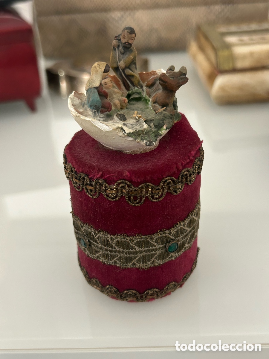 Antig&uuml;edades: Antiguo bel&eacute;n en soporte de terciopelo y cintas doradas