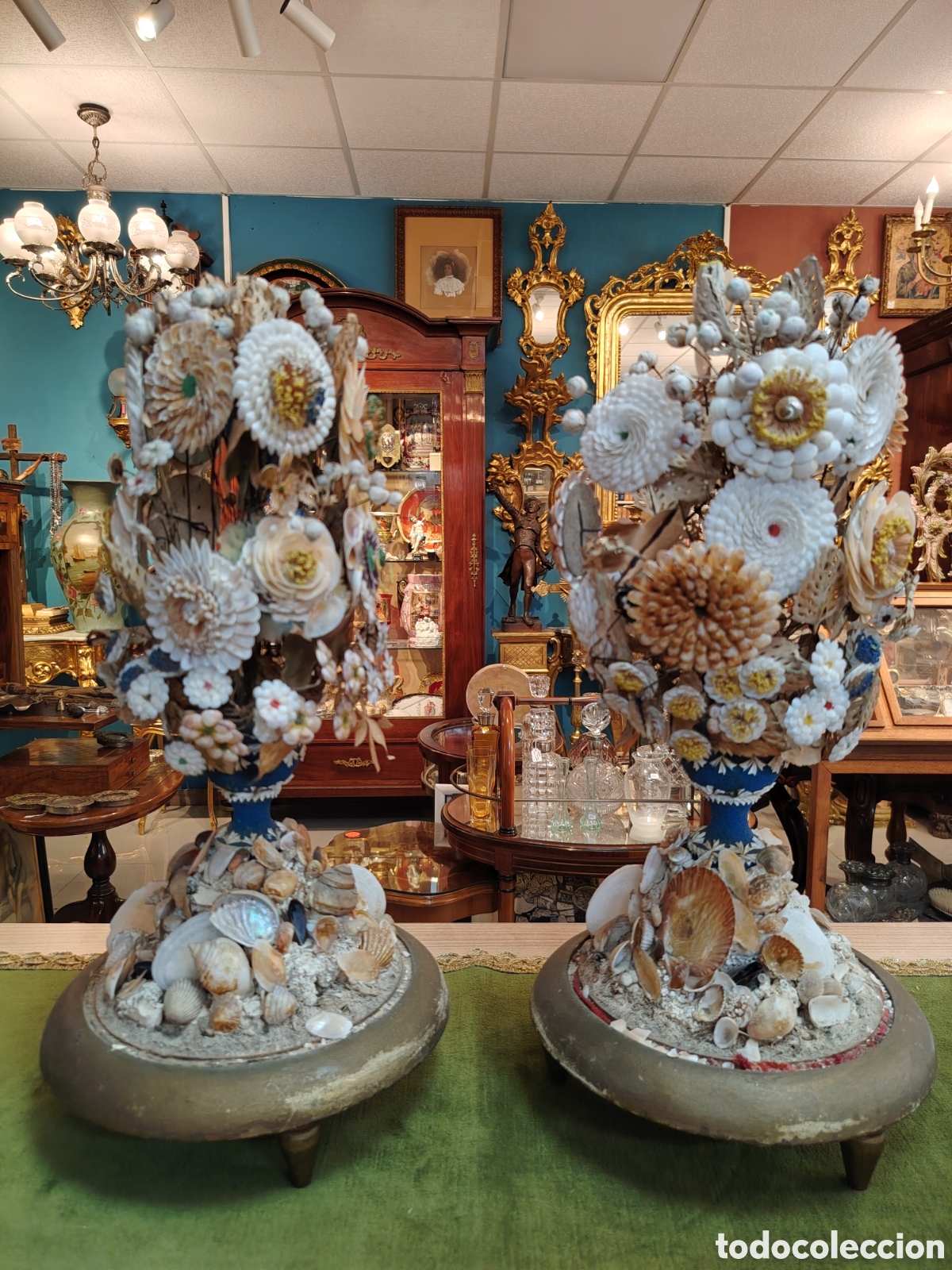 Antig&uuml;edades: PAREJA DE ANTIGUOS FANALES DE FLORES Y CONCHAS MARINAS DEL SIGLO XIX. 45CM DE ALTO, 22CM DIAMETRO...