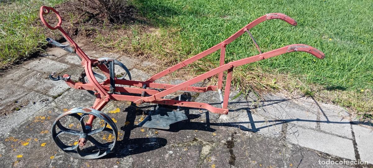 Antig&uuml;edades: Arado de vertedera con ruedas.Recogida en mano
