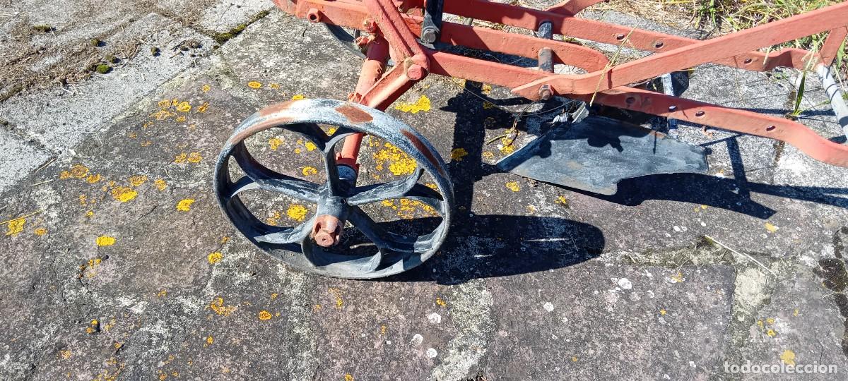 Antig&uuml;edades: Arado de vertedera con ruedas.Recogida en mano - Foto 3