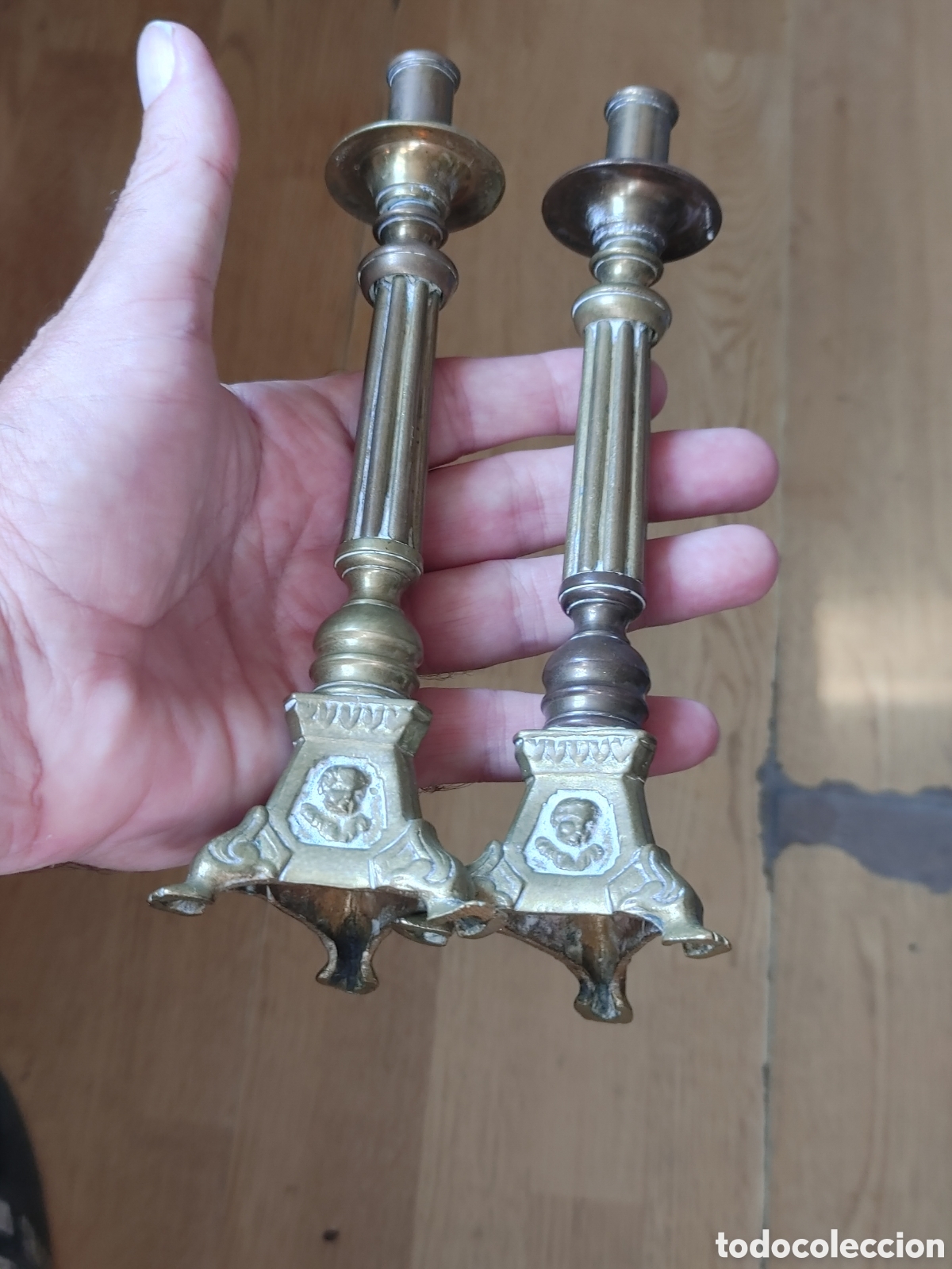 Antig&uuml;edades: Pareja de candeleritos en bronce dorado. Del siglo. XIX.