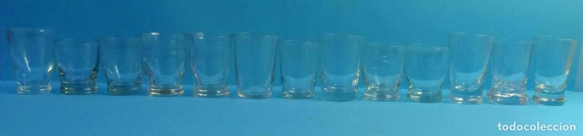 Antig&uuml;edades: 13 VASITOS DE VIDRIO / CRISTAL DE DIFERENTE MODELO. ALTURA MAYOR 5,4 CM