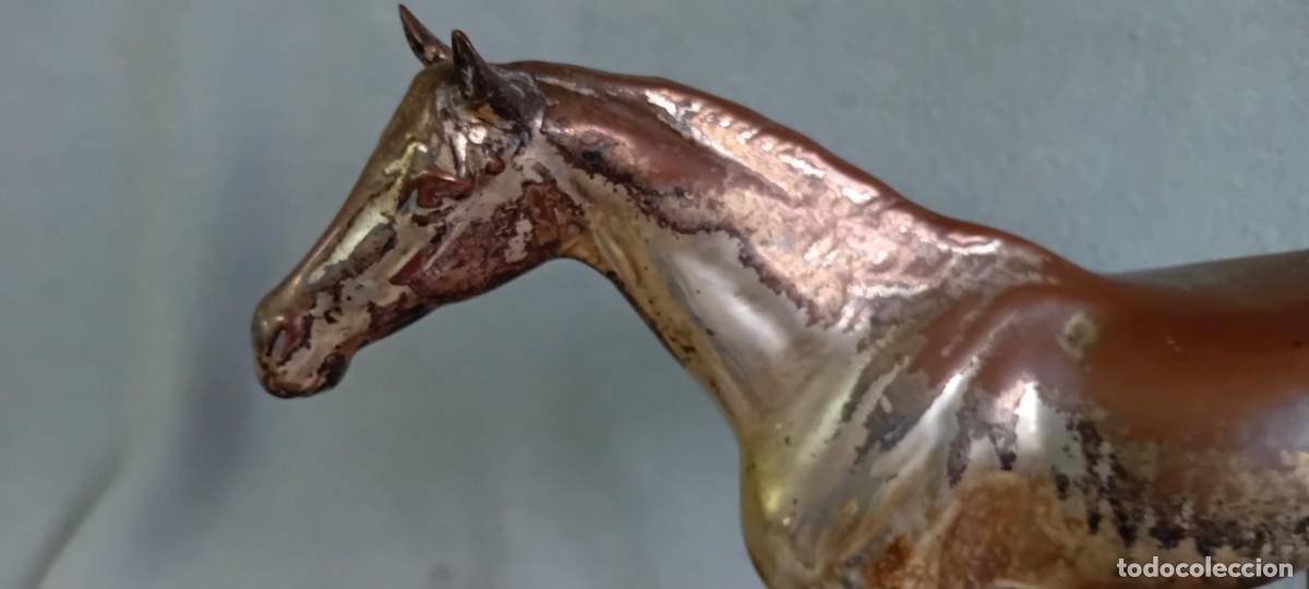 Antig&uuml;edades: Caballo porcelana sobre peana de madera
