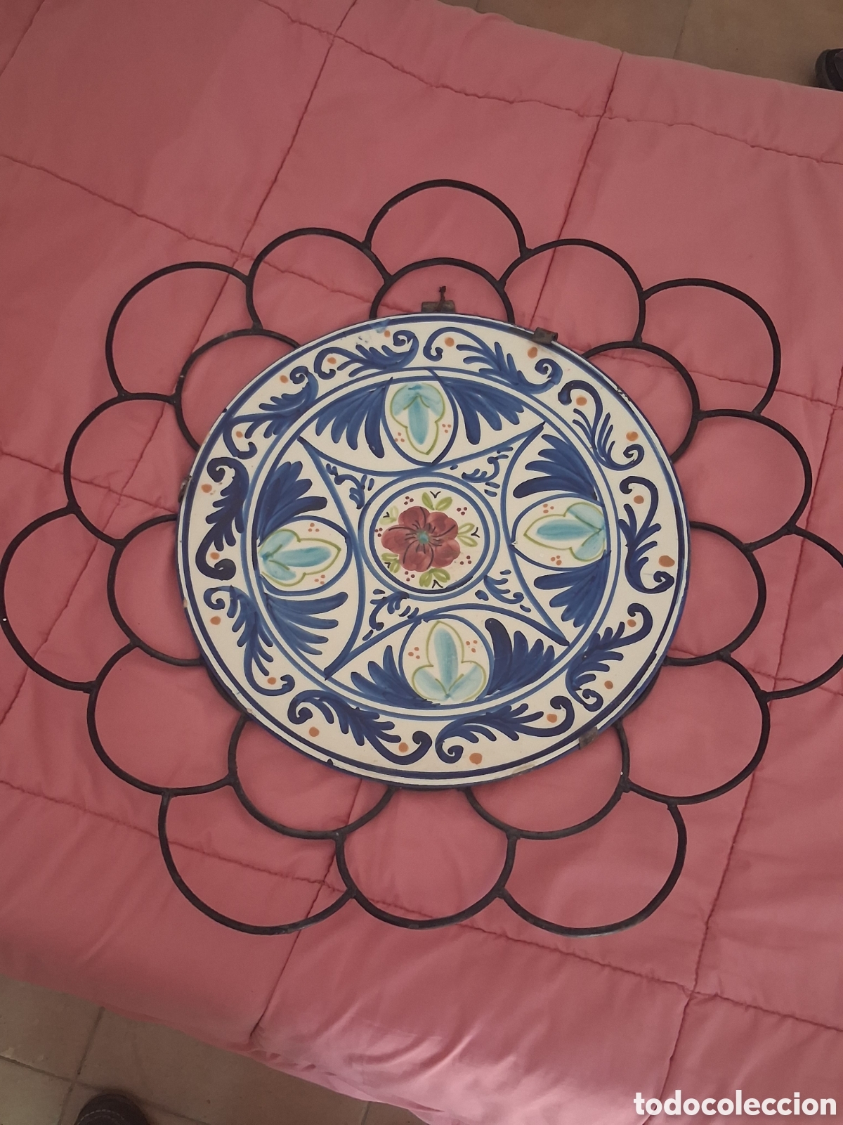 Antig&uuml;edades: BONITO PLATO CON COLORES BLANCOS Y AZUL COVALTO Y UN GRAN SOPORTEDE HIERRO