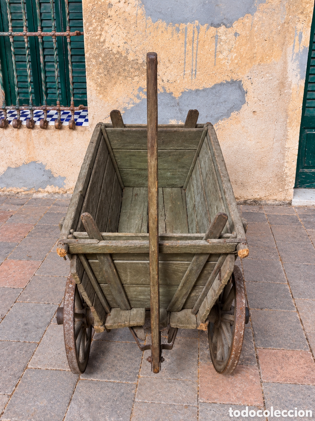 Antig&uuml;edades: Antiguo carro de pino melis con ruedas de madera &ndash; pieza r&uacute;stica original