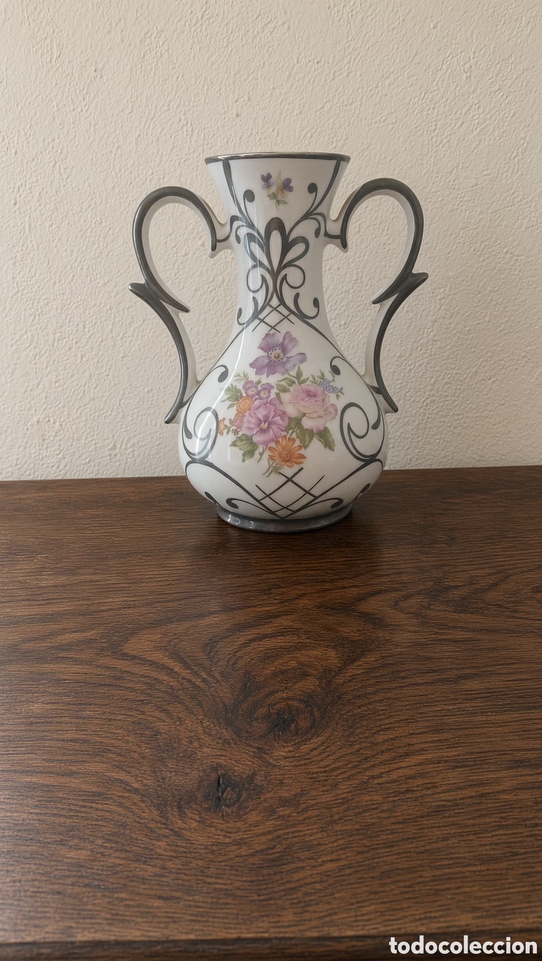 Antig&uuml;edades: Jarr&oacute;n Bohemia Porcelana Flores Elegante jarr&oacute;n de porcelana con un dise&ntilde;o floral detallado.