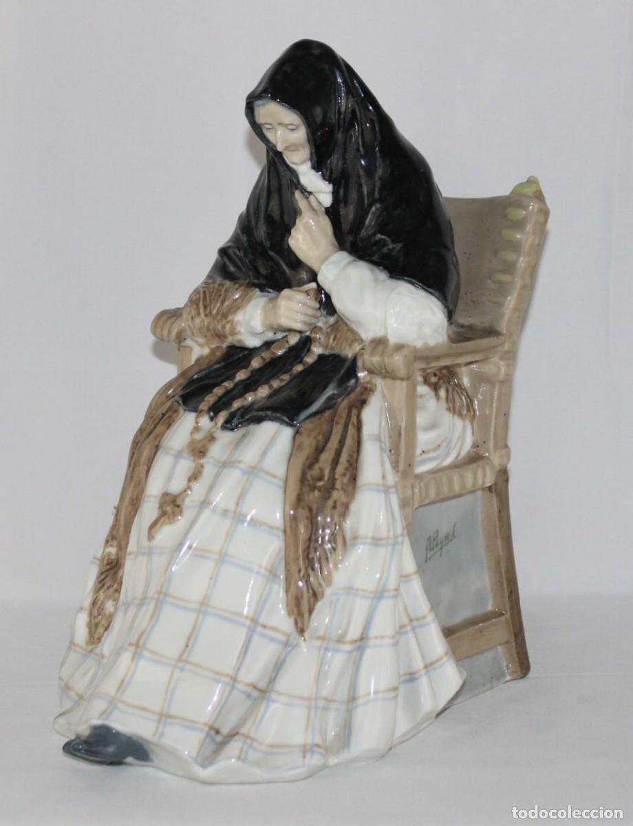 Antig&uuml;edades: La vieja del rosario de Antonio Peyr&oacute;. Figura de porcelana esmaltada. Espa&ntilde;a