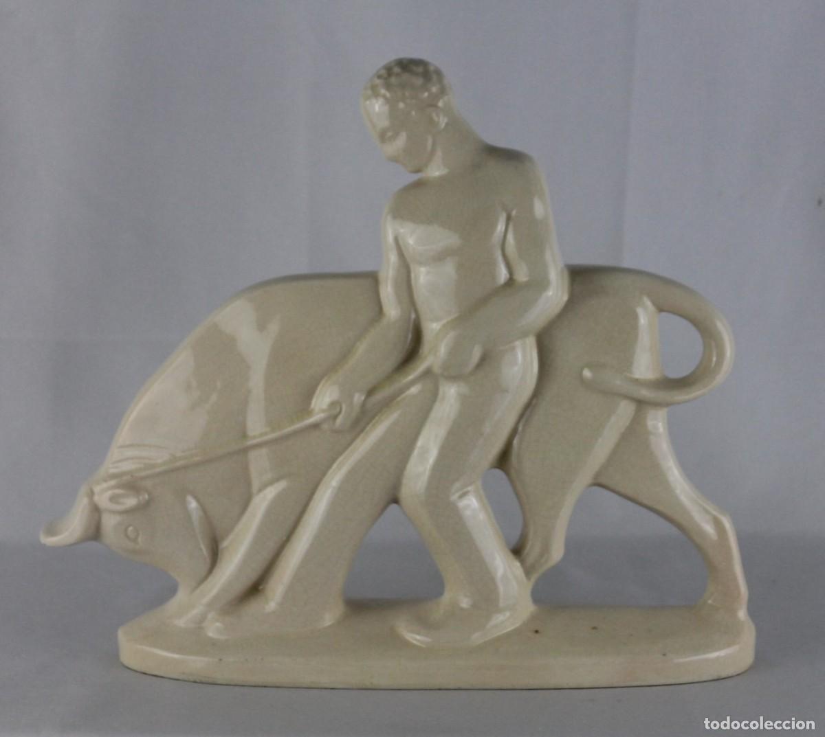 Antig&uuml;edades: Josep Pujol i Montaner. Figura con toro art deco. Cer&aacute;mica CMT Tamarit. Firmada