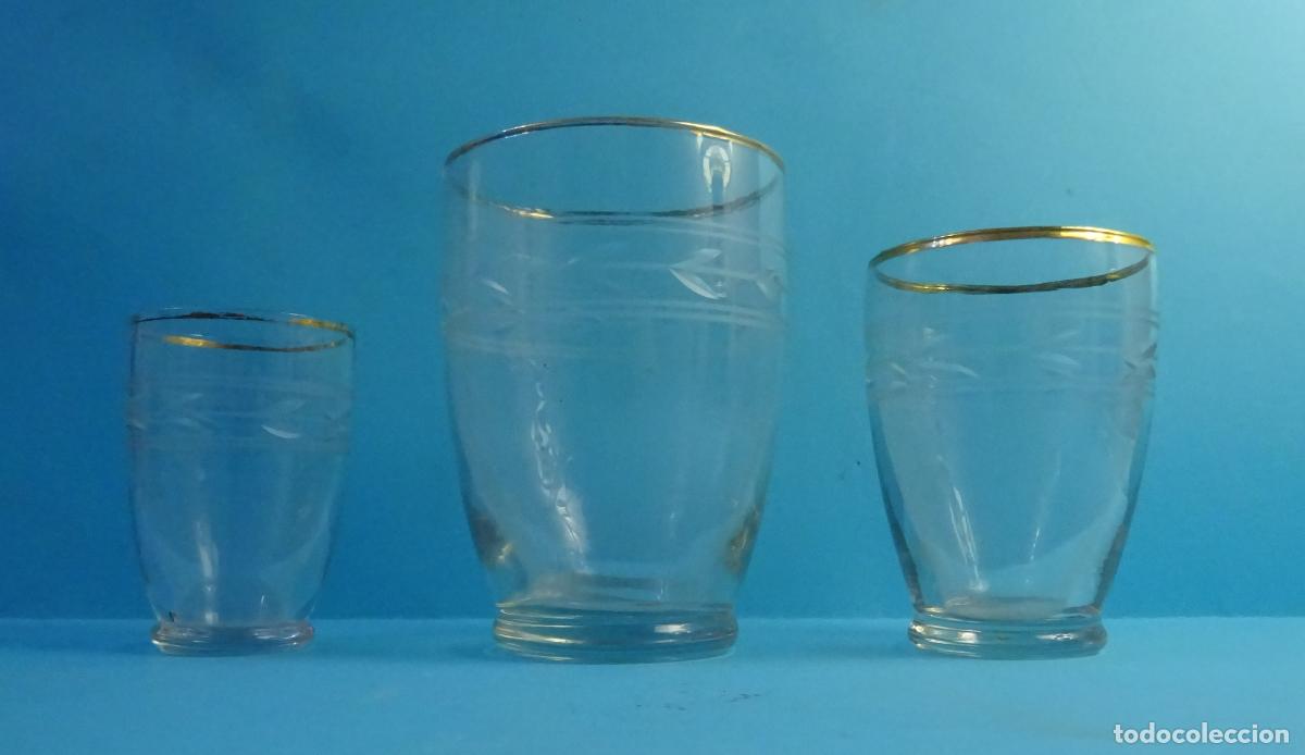 Antig&uuml;edades: TRES VASOS DIFERENTE TAMA&Ntilde;O CON FILO DE ORO Y FILIGRANA TALLADA. ALTURA MAYOR 10 CM