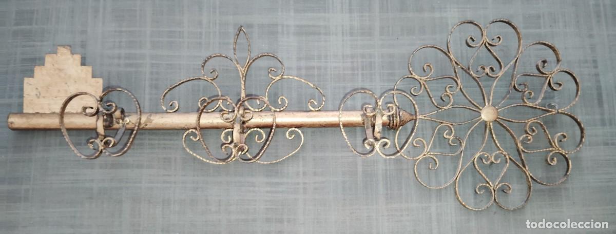 Antig&uuml;edades: PERCHERO DE FORJA FORMA DE LLAVE.HIERROS ARTISTICOS CONDAL. BARCELONA. ENVIO CERTIFICADO INCLUIDO