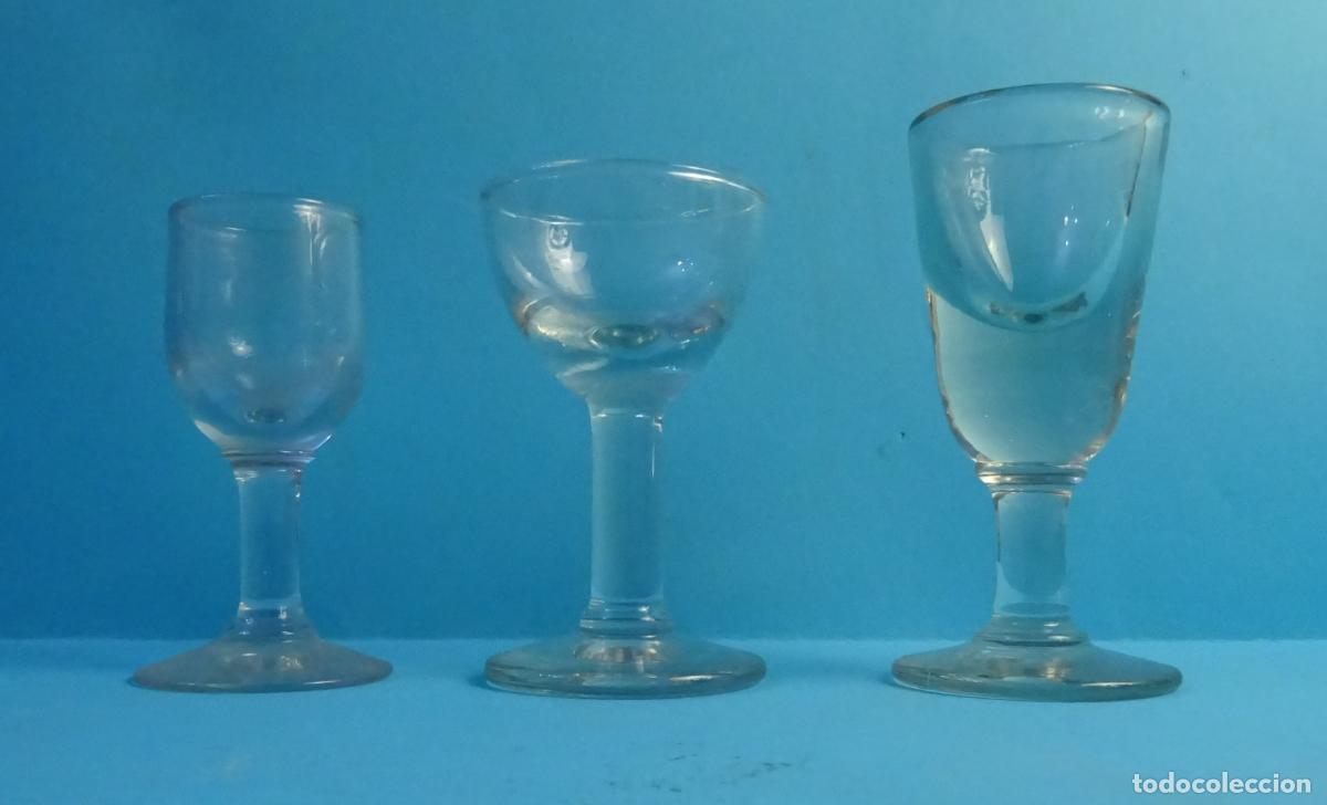 Antig&uuml;edades: TRES PEQUE&Ntilde;AS COPAS DE CRISTAL / VIDRIO DIFERENTE TAMA&Ntilde;O. ALTURA MAYOR 9 CM