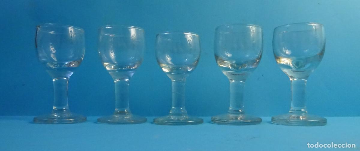 Antig&uuml;edades: CINCO PEQUE&Ntilde;AS COPAS DE CRISTAL / VIDRIO LISAS. CUATRO ALTURA 8 CM Y UNA ALTURA 7,5 CM