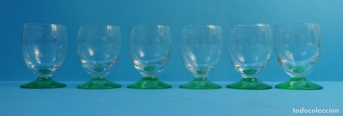 Antig&uuml;edades: SEIS PEQUE&Ntilde;AS COPAS DE CRISTAL / VIDRIO TALLADA CON ESTRELLAS. BASE COLOR VERDE. ALTURA 5,5 CM