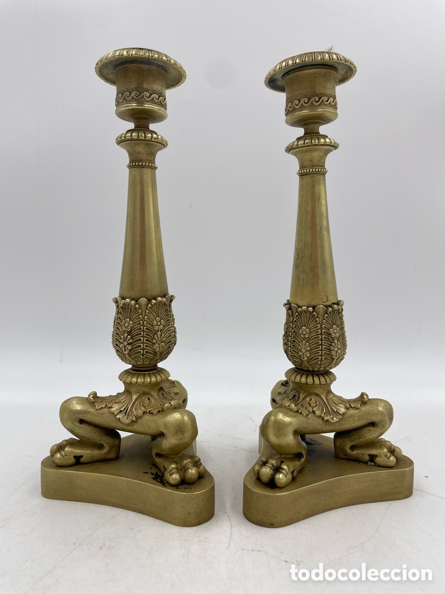 Antig&uuml;edades: Pareja de candeleros antiguos de bronce. Estilo imperio. siglo XIX.